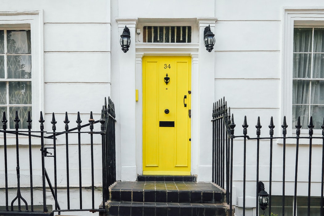 porte extérieure jaune